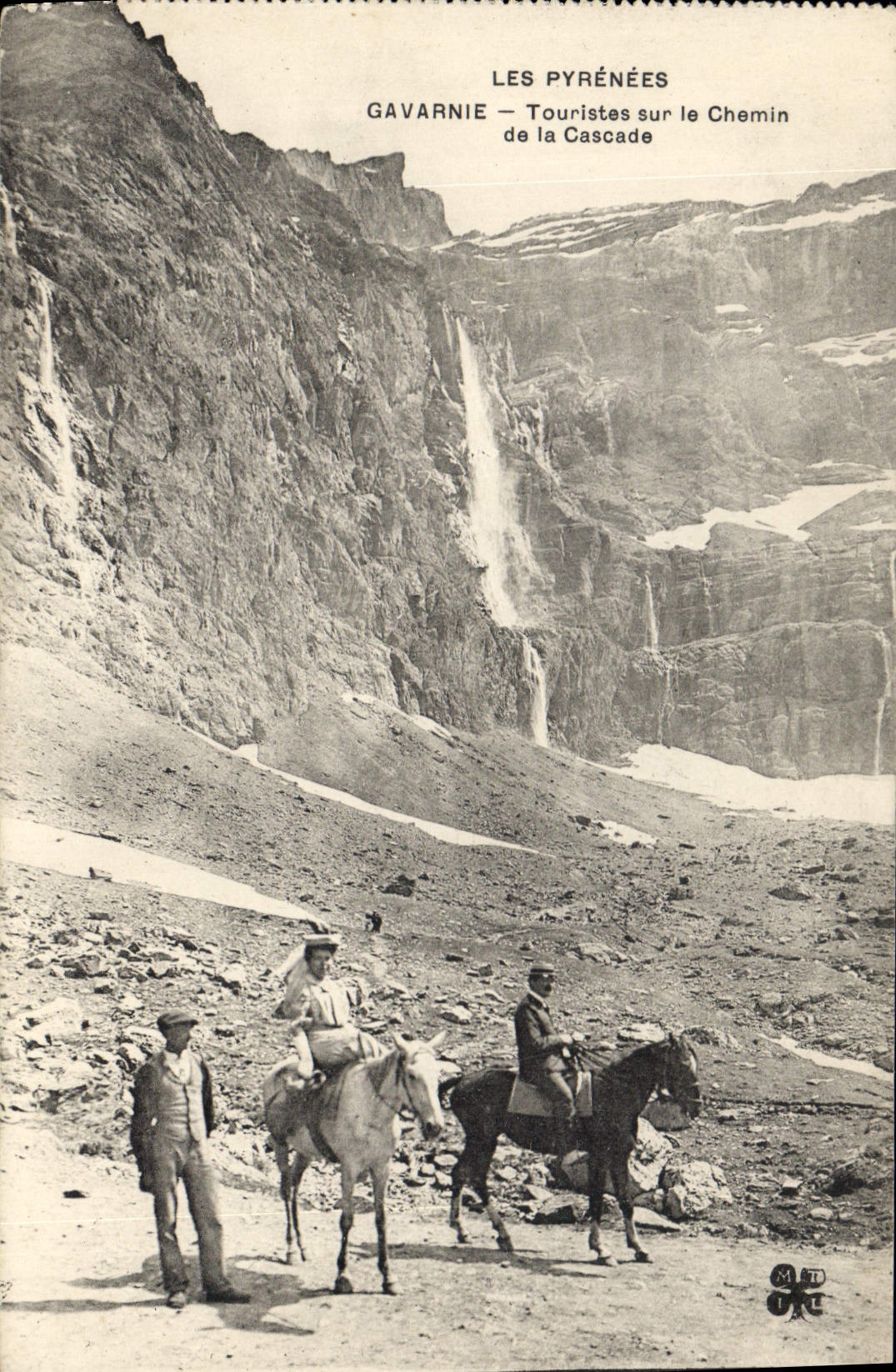 CPA Les Pyrenees Gavarnie Touristes sur le Chemin de la Cascade 