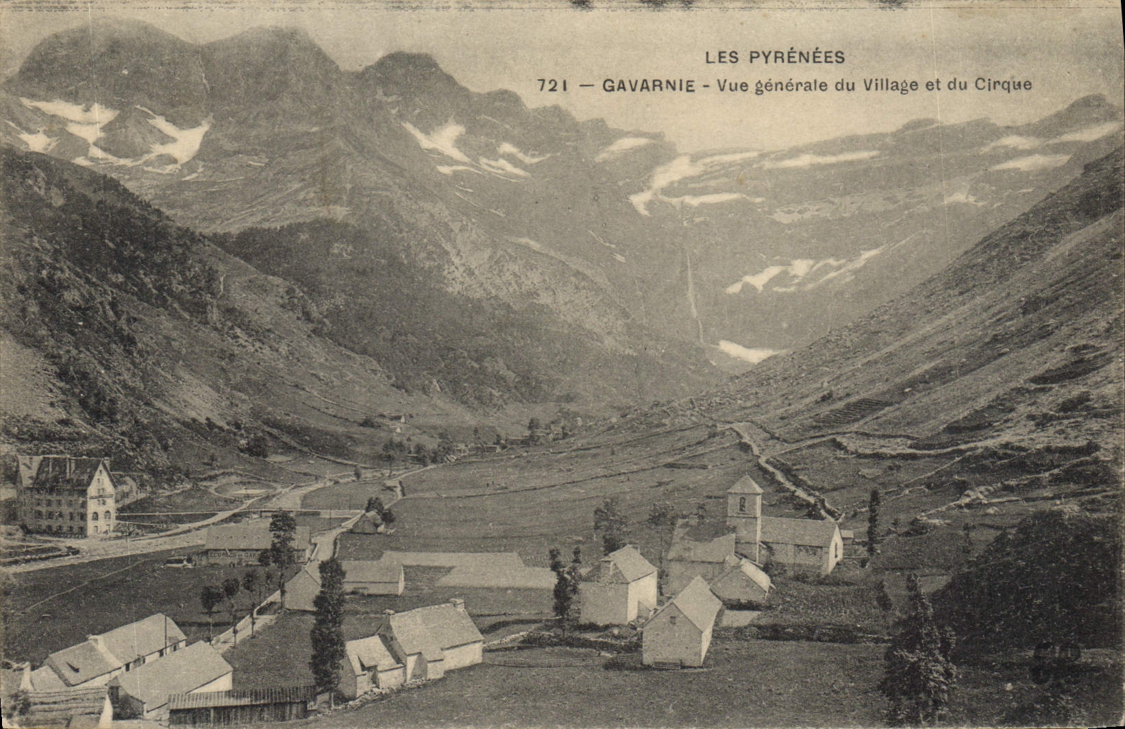 CPA Les Pyrenees Gavarnie Vue generale du Village et du Cirque 