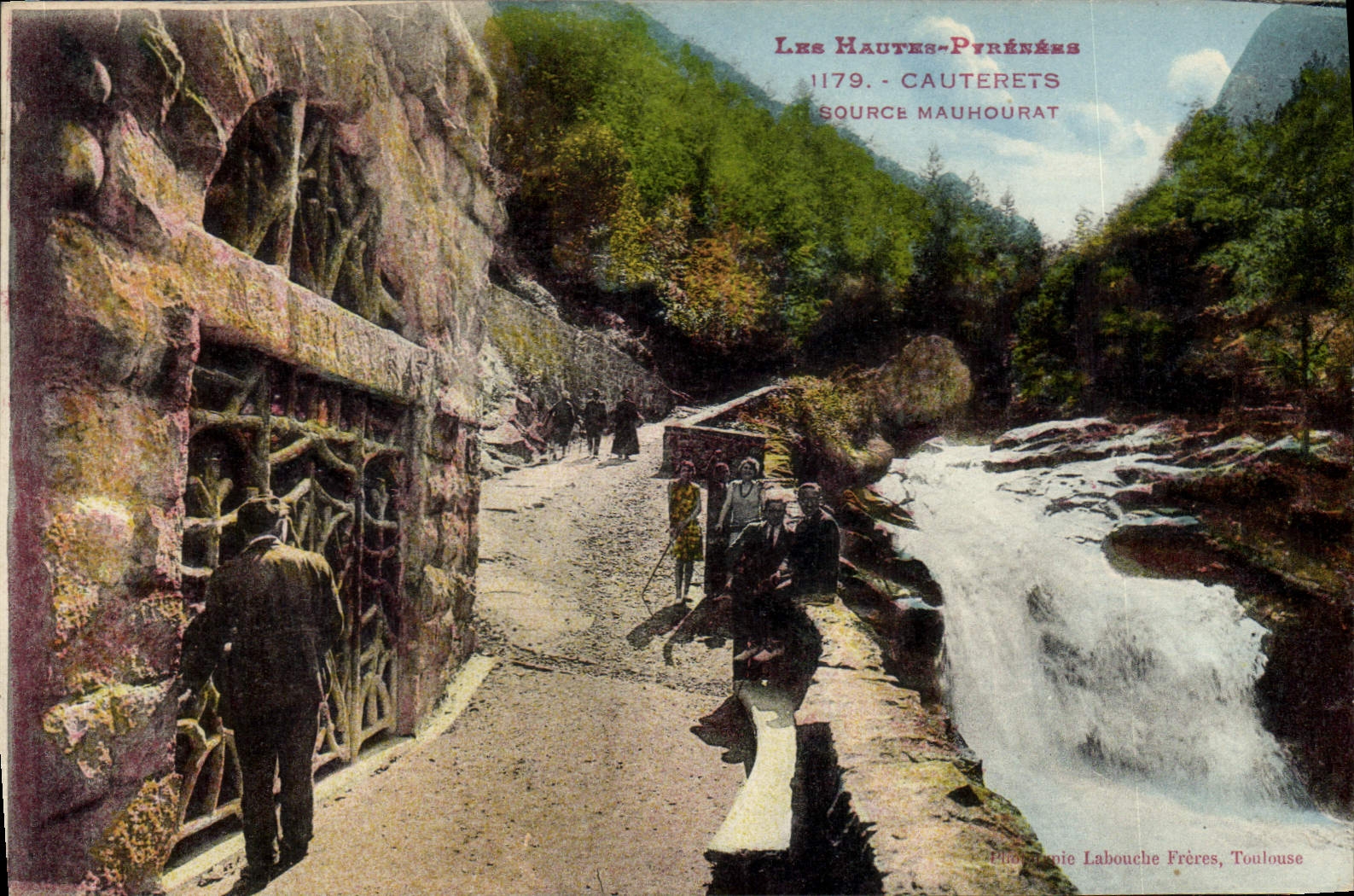 CPA Les Pyrenees Cauterets Source Mauhourat 