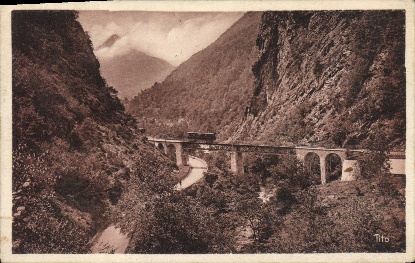 CPA Les Pyrenees Route de Cauterets a Pierrefitte Le Pont de Meyaba 