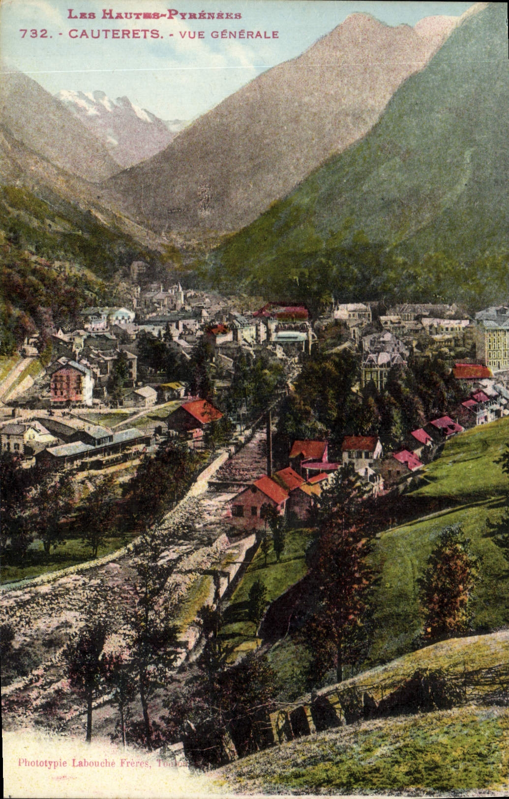 CPA Les Hautes Pyrenees Cauterets Vue generale 