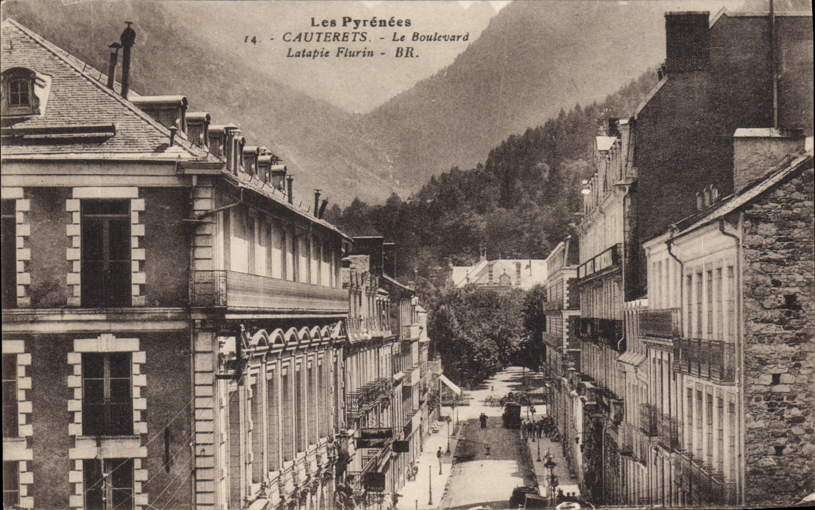 CPA Les Pyrenees Cauterets Le Boulevard Latapie Flurin 