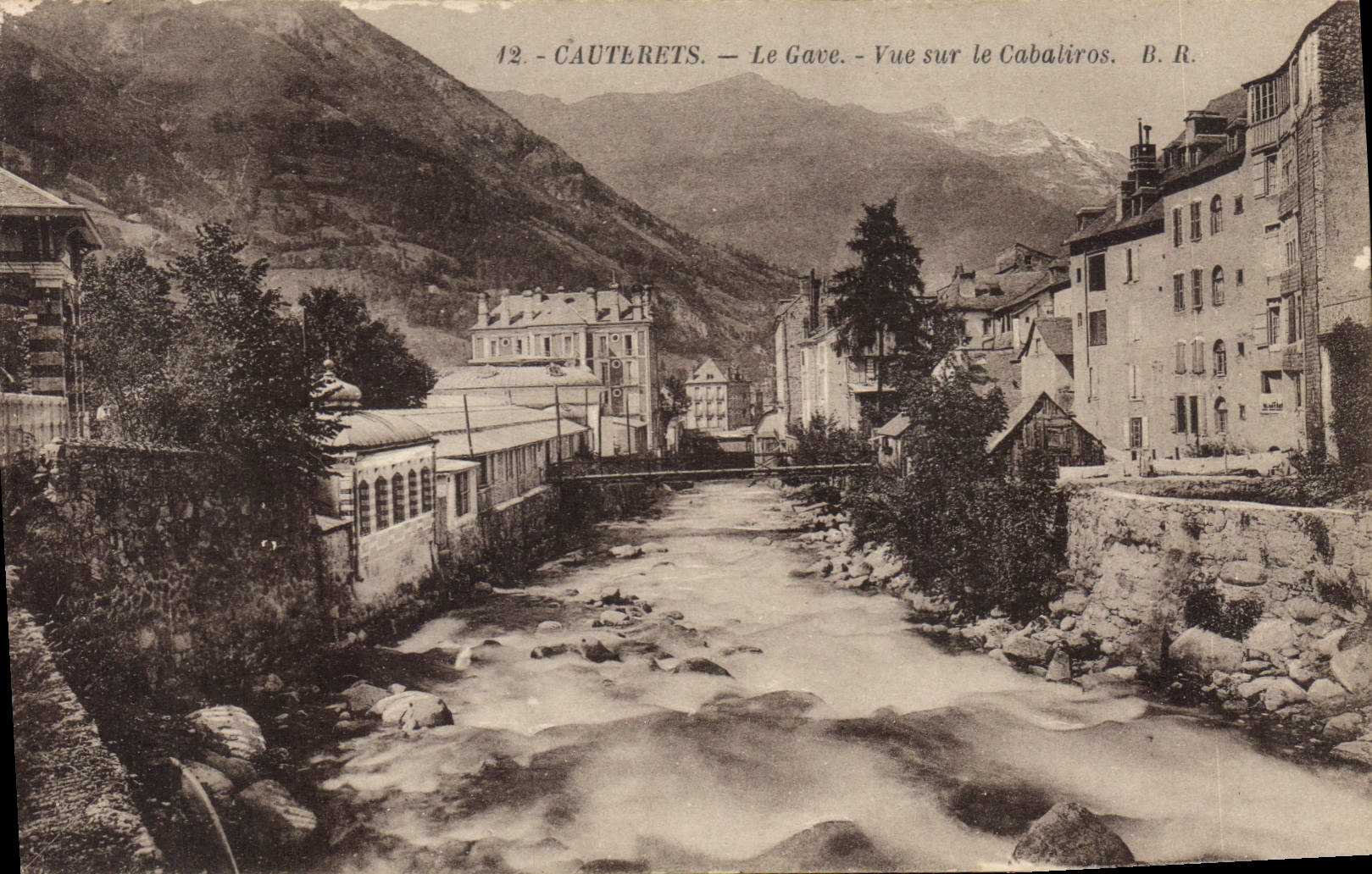 CPA Cauterets Le Gave Vue sur le Cabaliros 