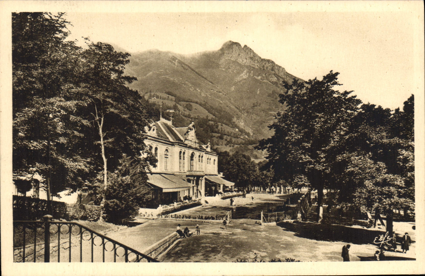 CPA Cauterets Le Casino et L'Esplanade 