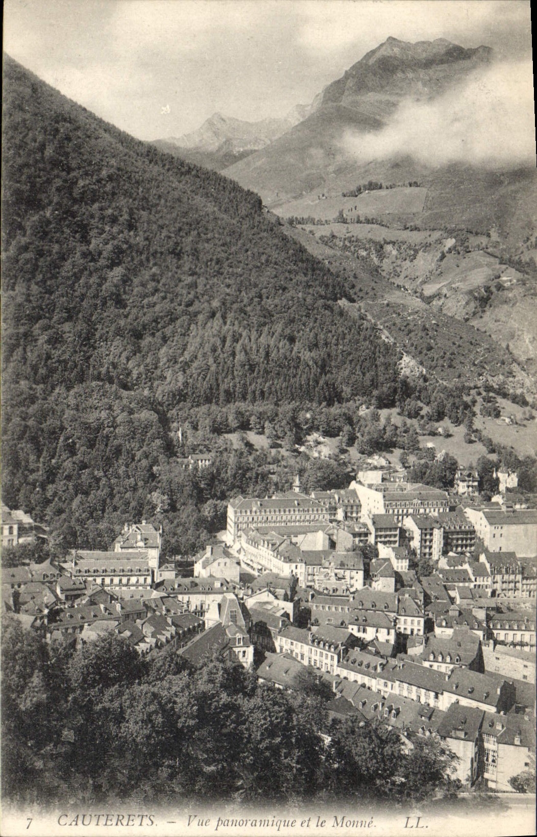 CPA Cauterets Vue panoramique et le Monne 