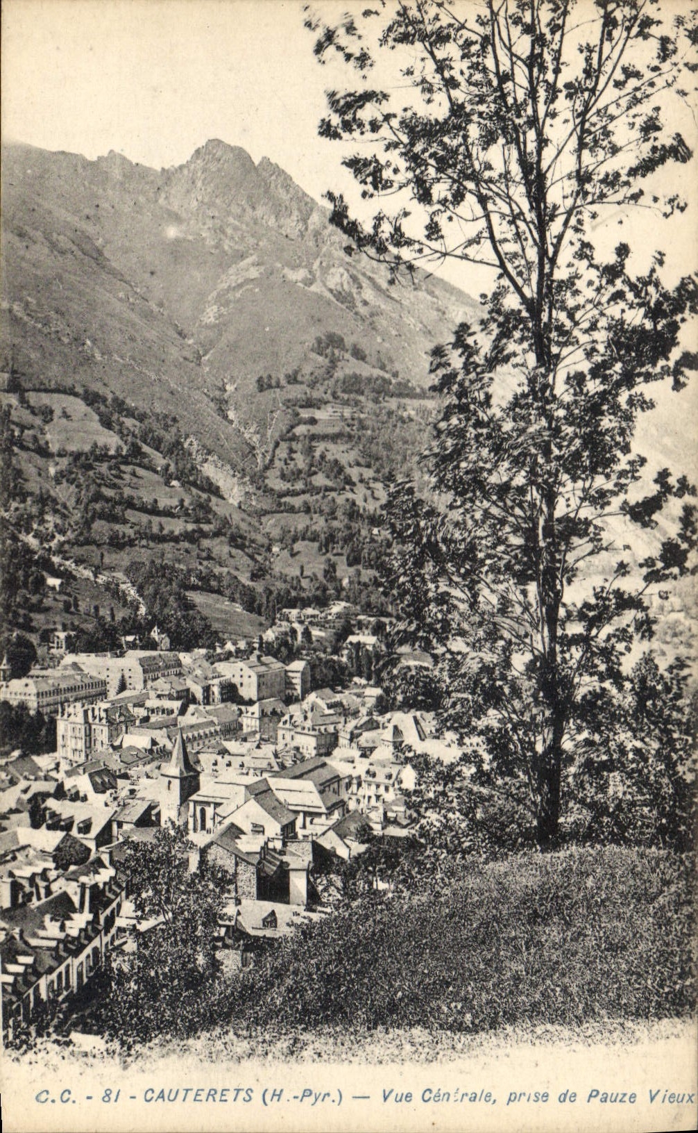 CPA Les Pyrenees Cauterets Vue Generale prise de Pauze Vieux 