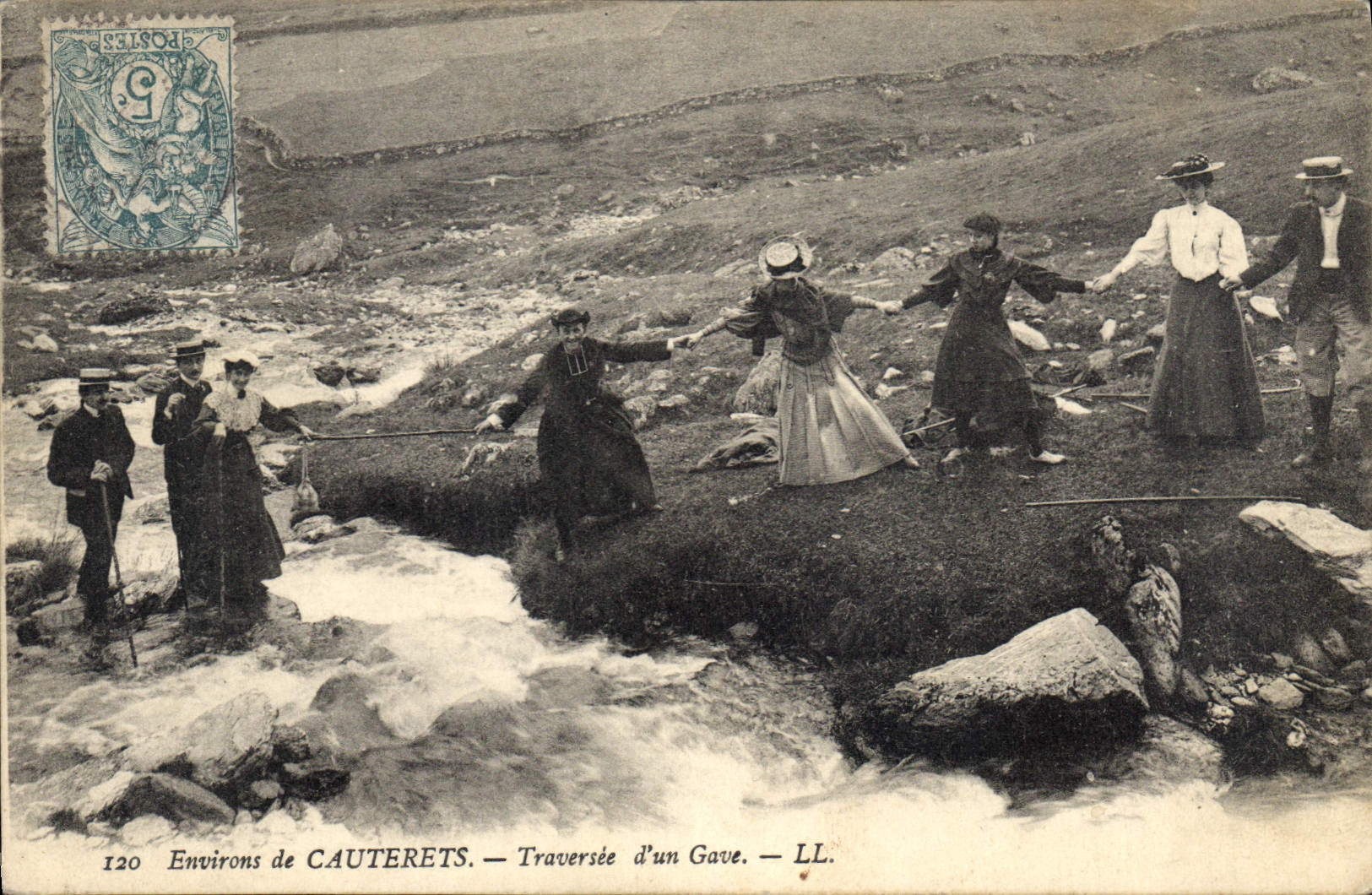 CPA Environs de Cauterets Traversee d'un Gave 