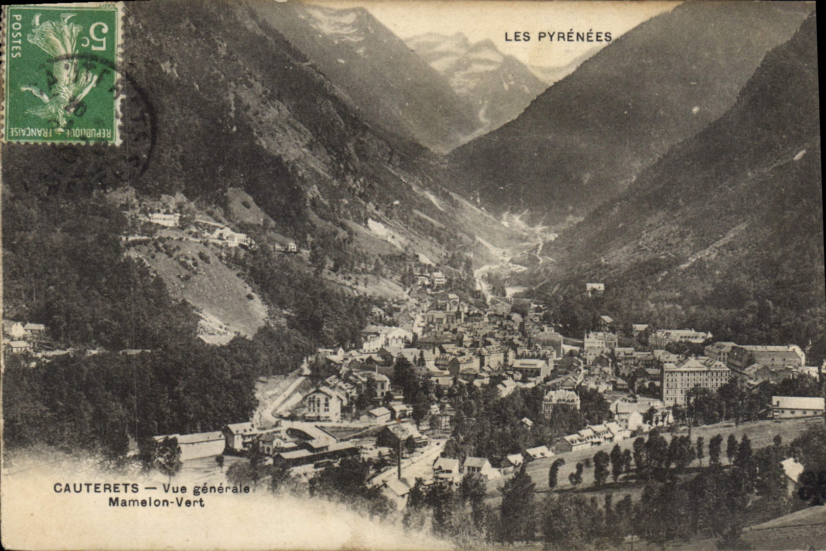 CPA Les Pyrenees Cauterets Vue generale Mamelon Vert 