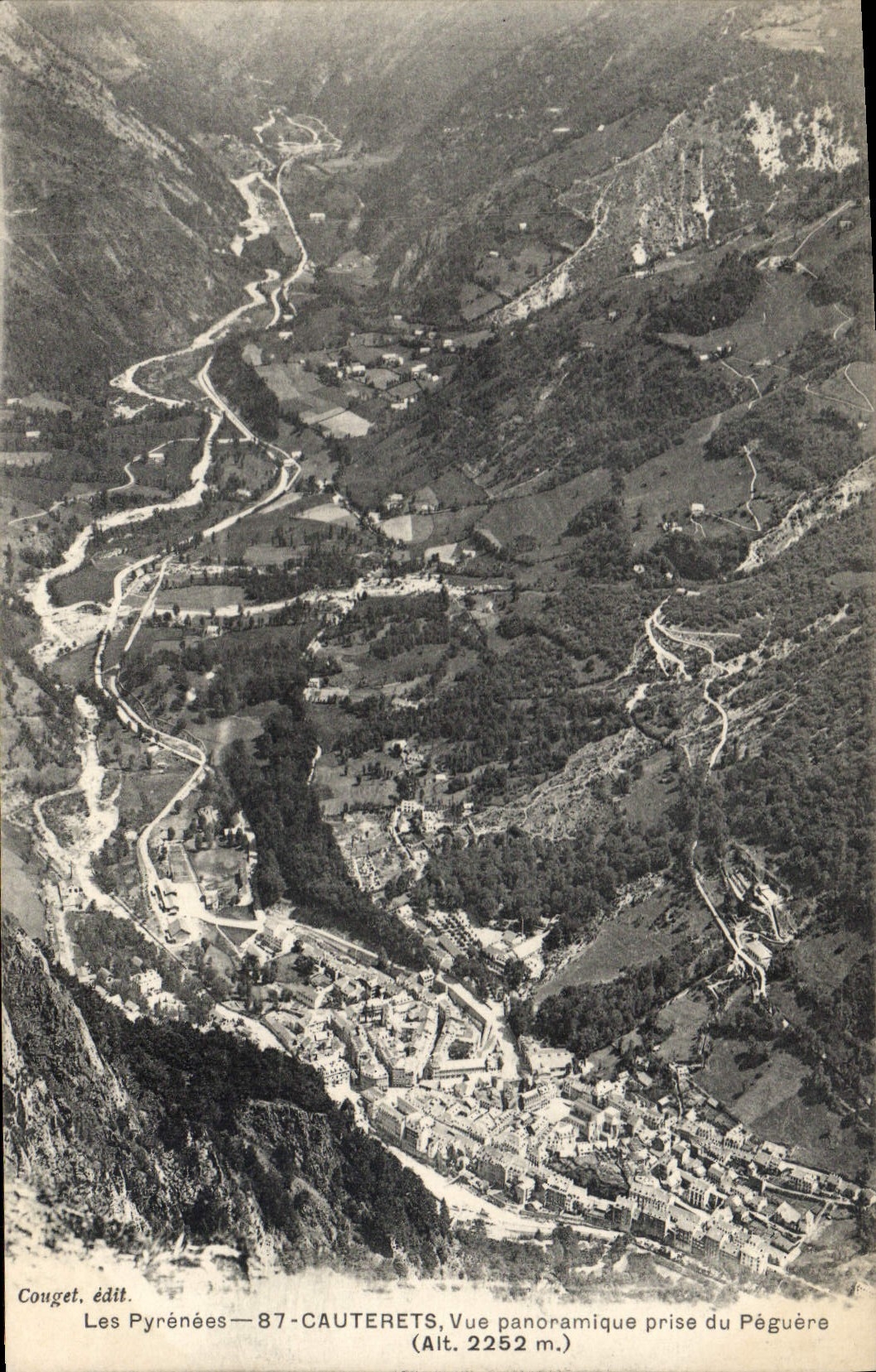 CPA Les Pyrenees Cauterets Vue panoramique prise du Peguere 