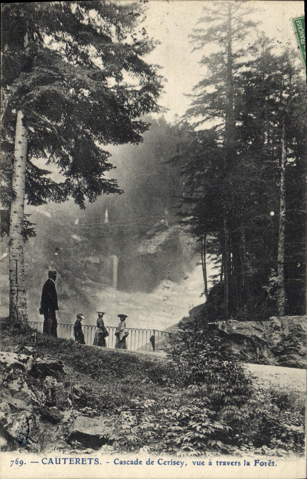 CPA Cauterets Cascade de Cerisey vue a Travers la Foret 