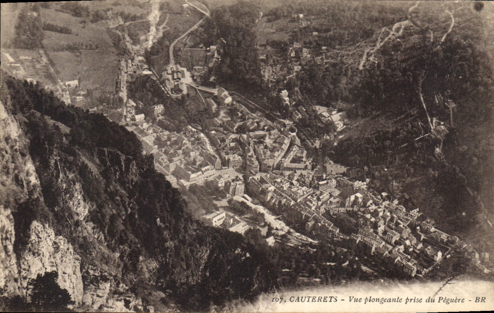 CPA Cauterets Vue plongeante prise du Piguere 