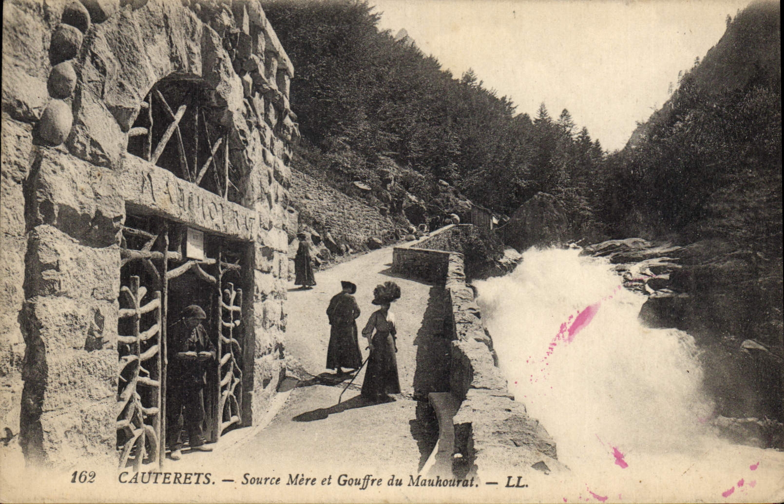 CPA Cauterets Source Mere et Gouffre du Mauhourat 
