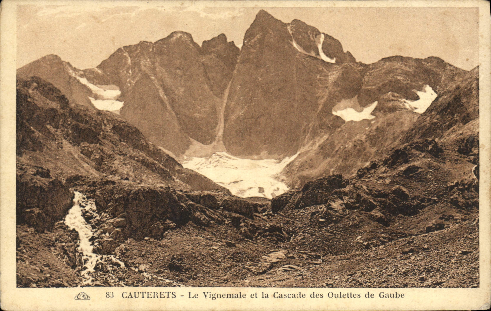 CPA Cauterets Le Viguemale et la Cascade des Oulettes de Gaube 