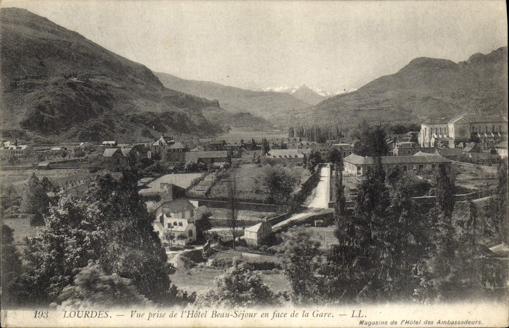 CPA Lourdes Vue prise l'Hotel Beau Sejour en face de la Gave 
