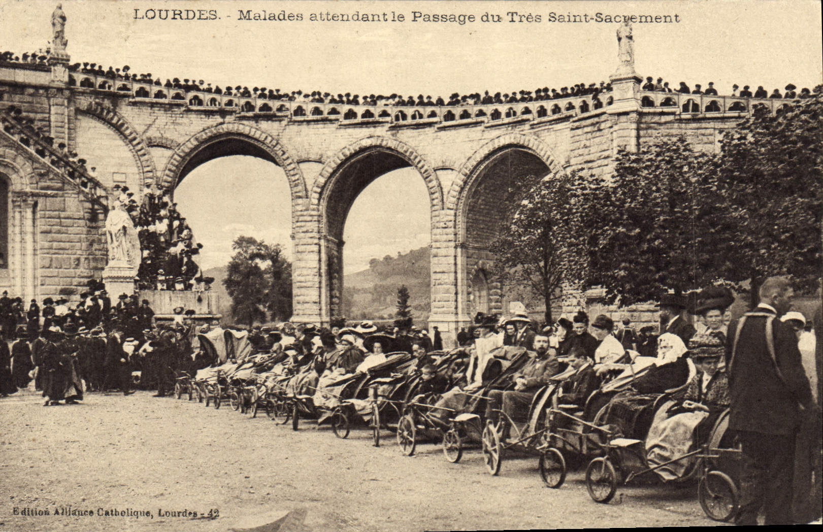 CPA Lourdes Malades Attendant le Passage du Tres Saint Sacrement