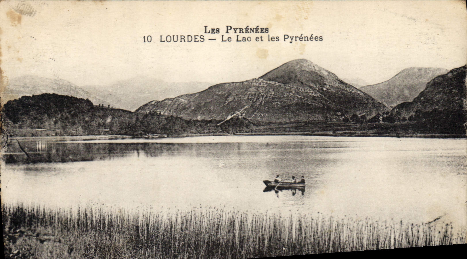 CPA Les Pyrenees Lourdes Le Lac et les Pyrenees 