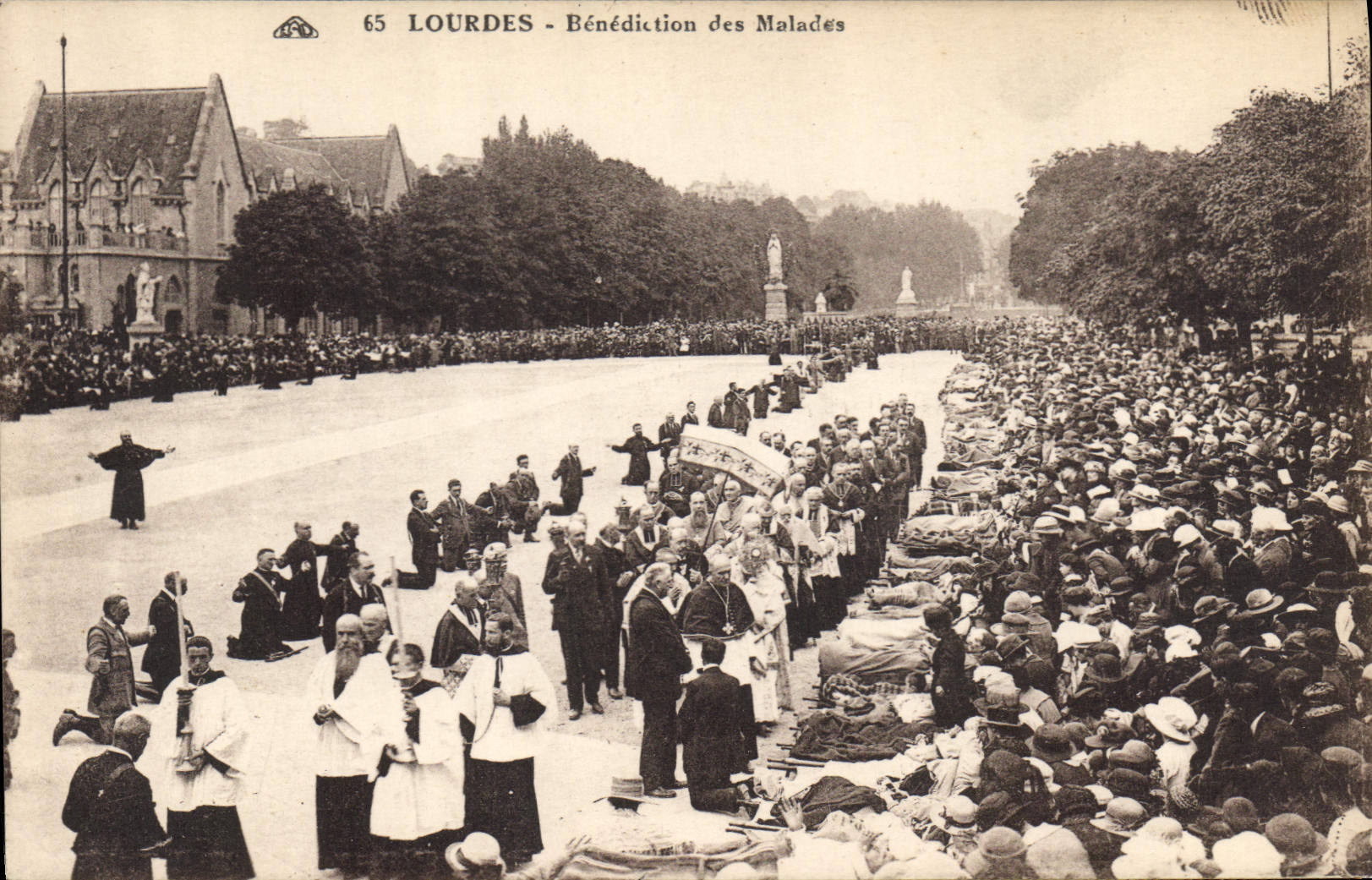 CPA Lourdes Benediction des Malades 