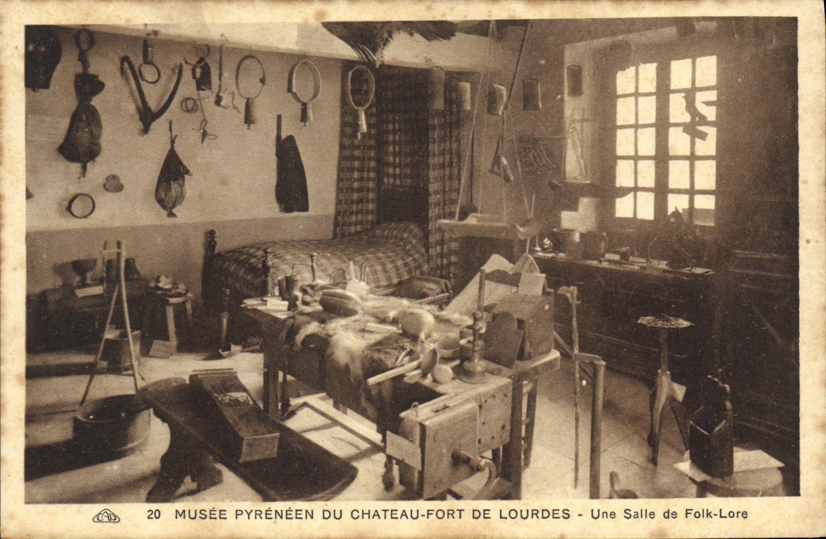 CPA Musee Pyreneen du Chateau fort de Lourdes Une Salle de Folk Lore 