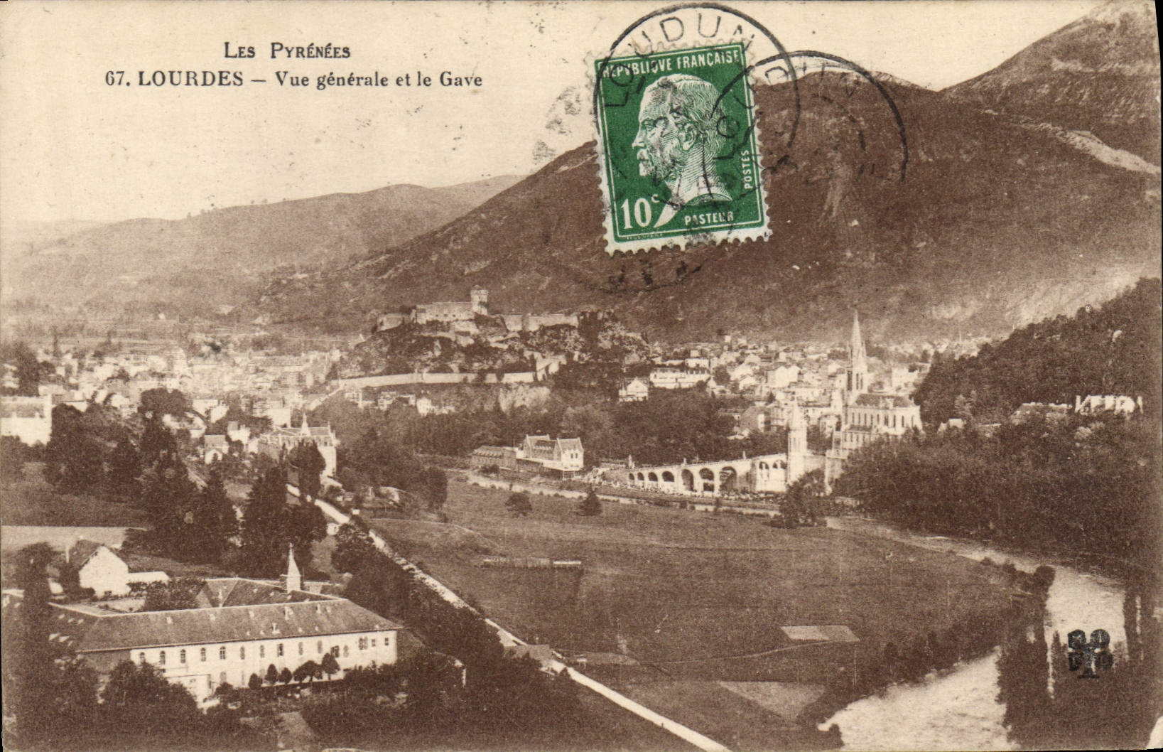 CPA Les Pyrenees Lourdes Vue generale et le Gave 