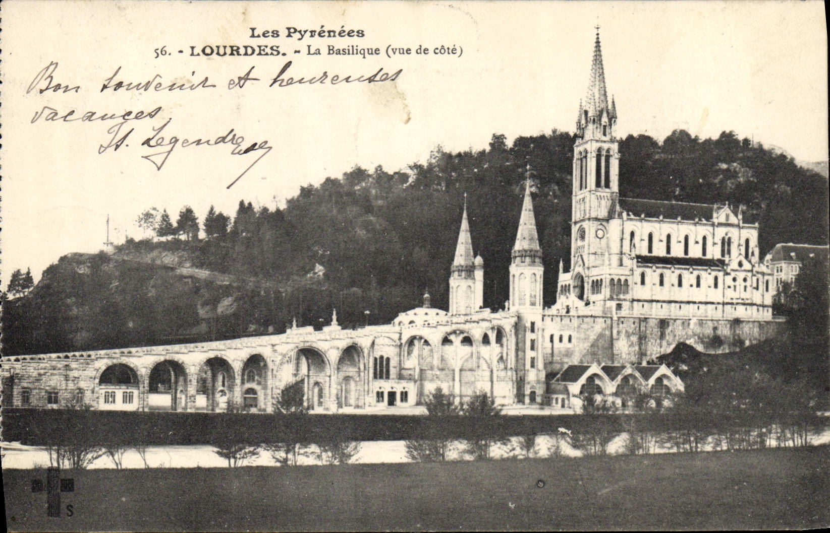 CPA Les Pyrenees Lourdes La Basilique vue de Cote 