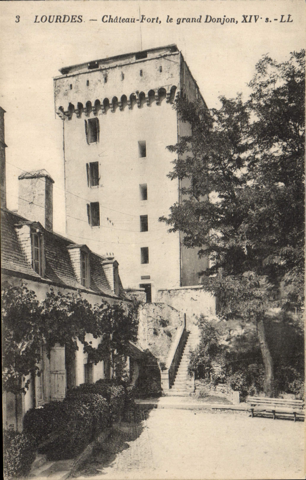 CPA Lourdes Chateau Fort le grand Donjon 
