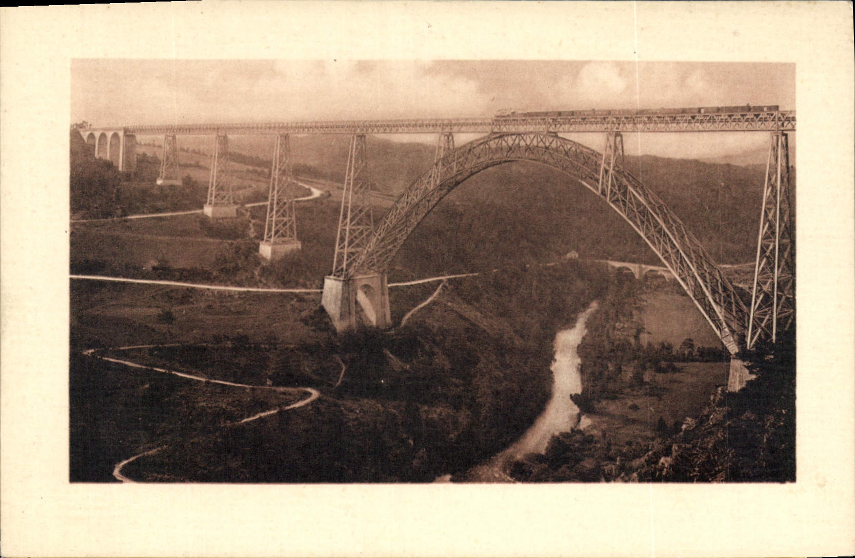 CPA Environs de Saint Flour Le Viaduc de Garabit 