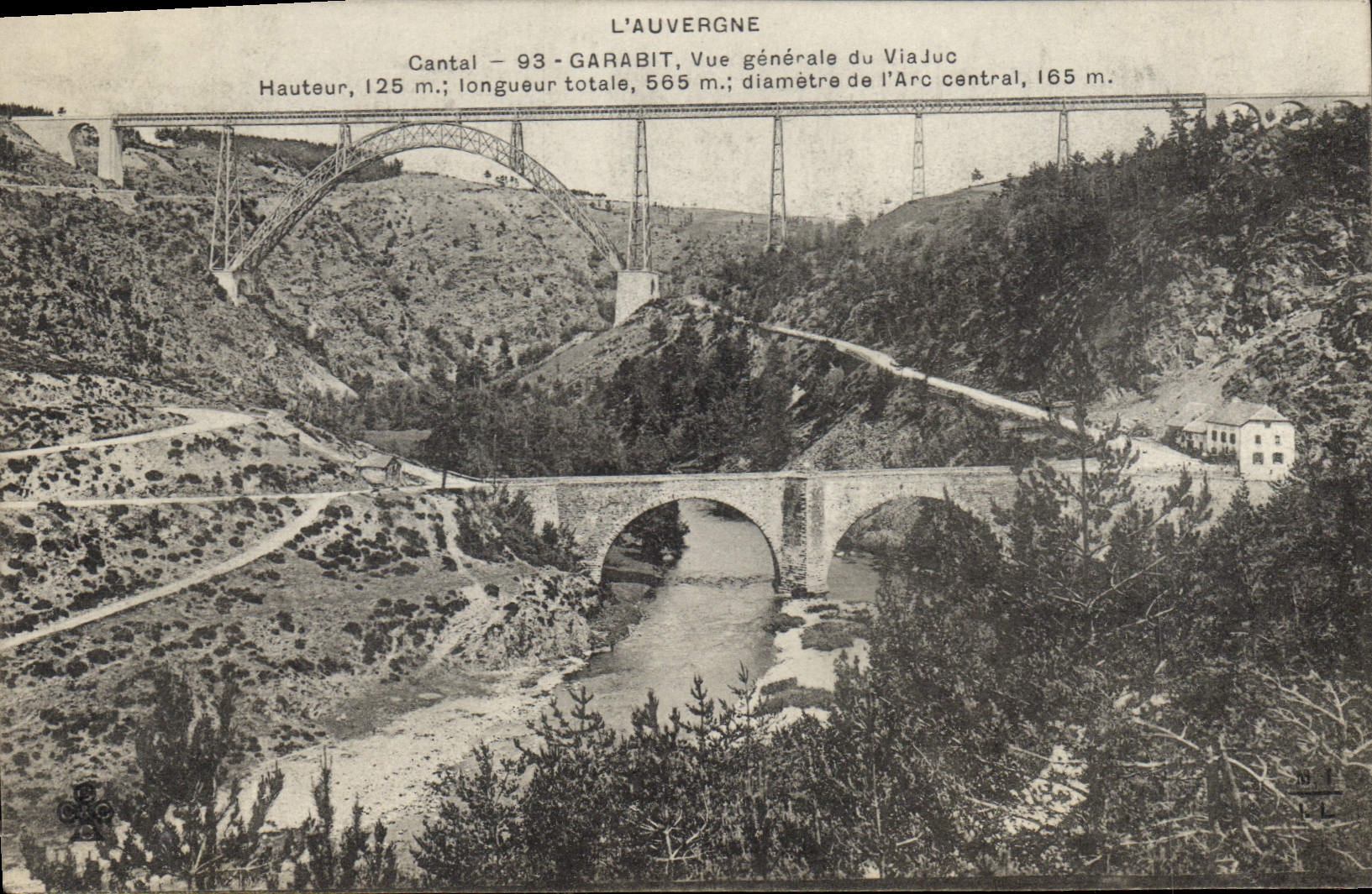 CPA L'Auvergne Cantal Garabit Vue generale du Viaduc 