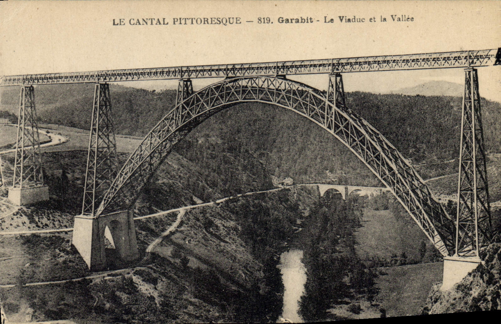 CPA Le Cantal Pittoresque Garabit Le Viaduc et la Vallee 