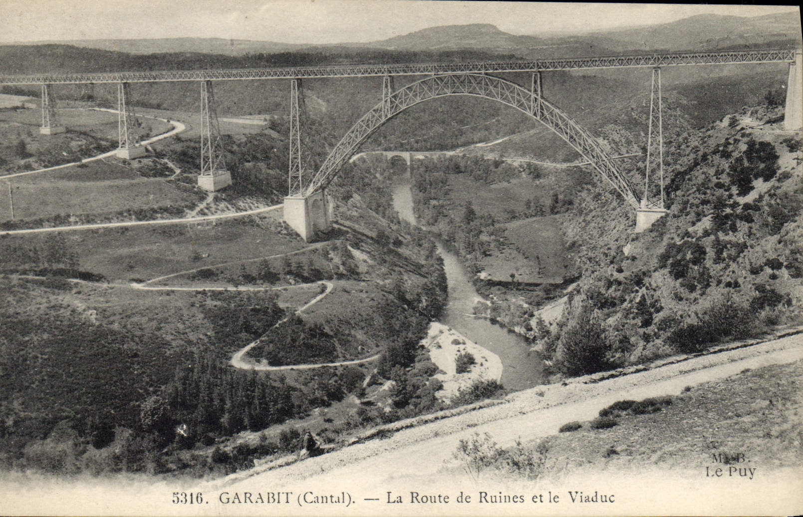 CPA Garabit Cantal La Route de Ruines et le Viaduc 