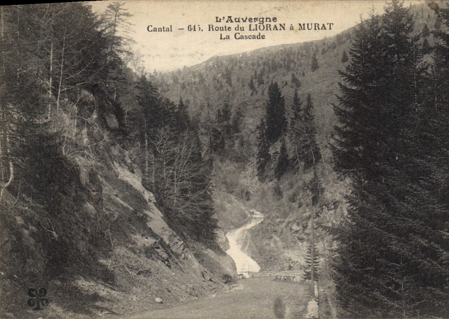 CPA L'Auvergne Route du Lioran a Murat La Cascade 