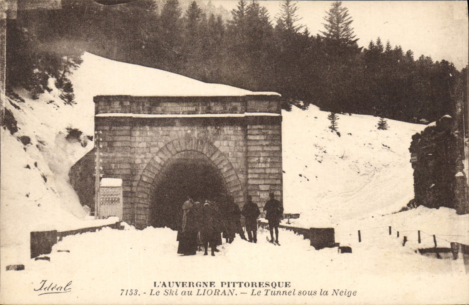 CPA L'Auvergne Pittoresque Le Ski au Lioran Le Tunnel sous la Neige 