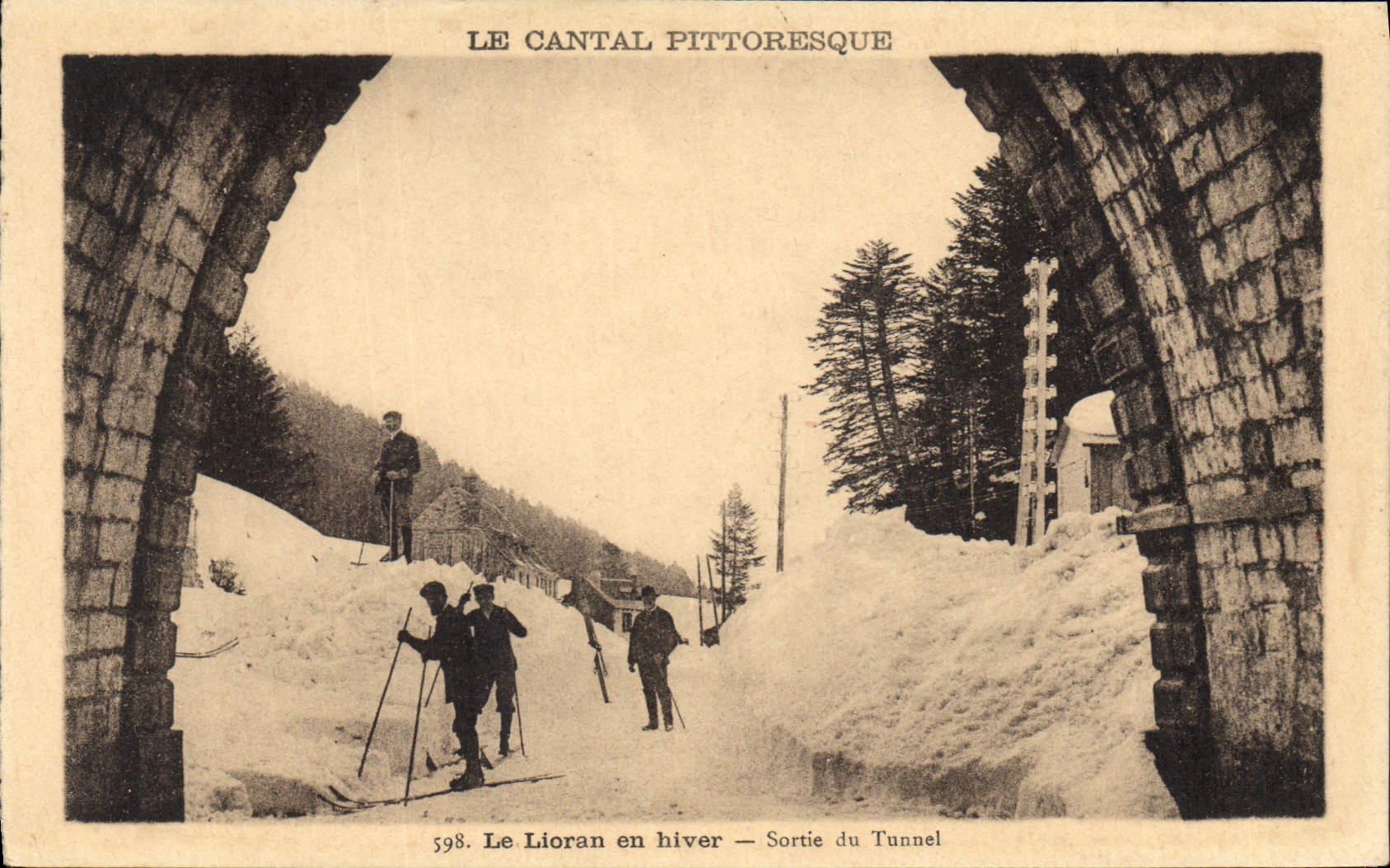CPA Le Cantal Pittoresque Le Lioran en Hiver Sortie du Tunnel