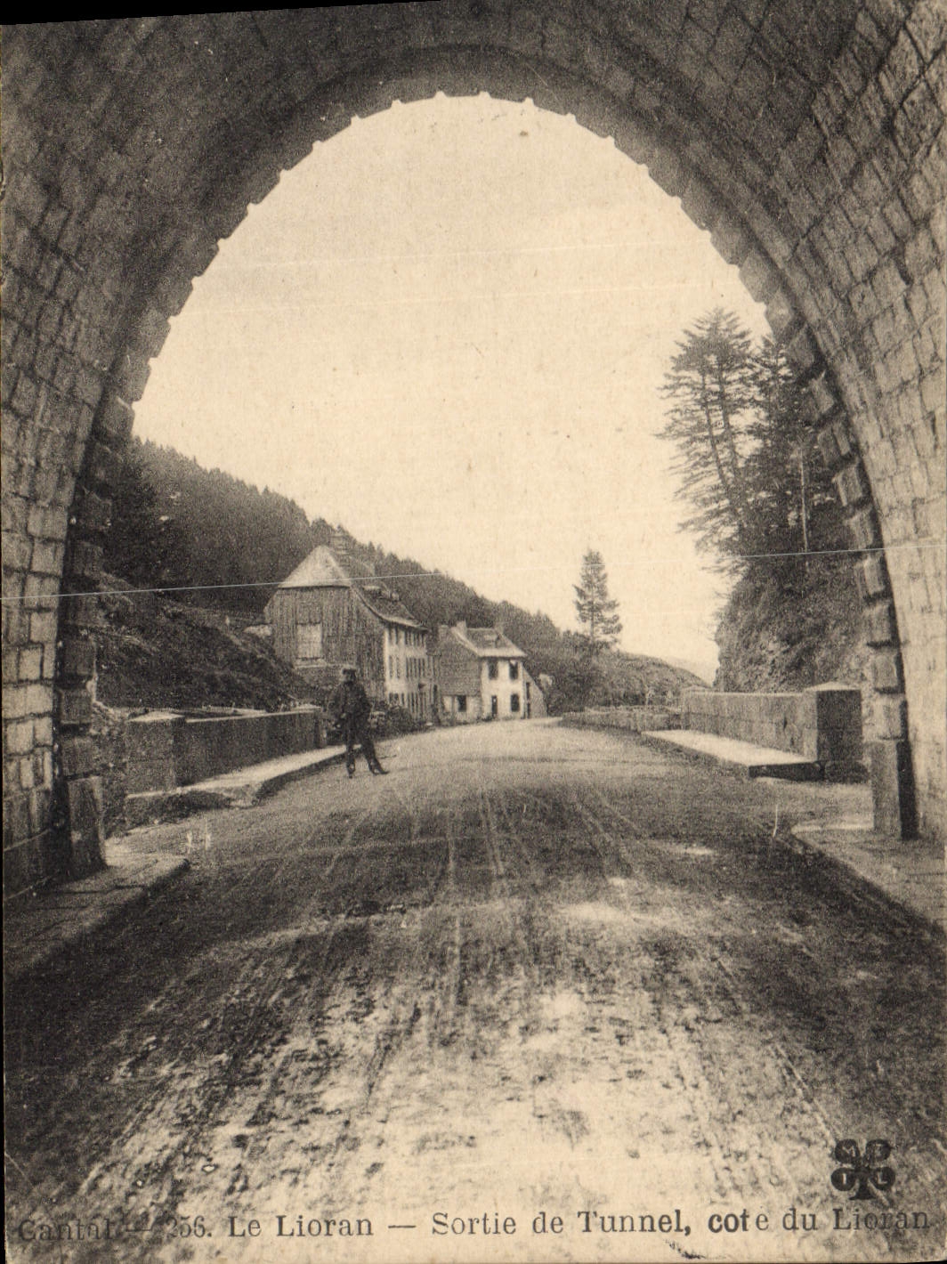 CPA Le Lioran Sortie de Tunnel Cote du Lioran 
