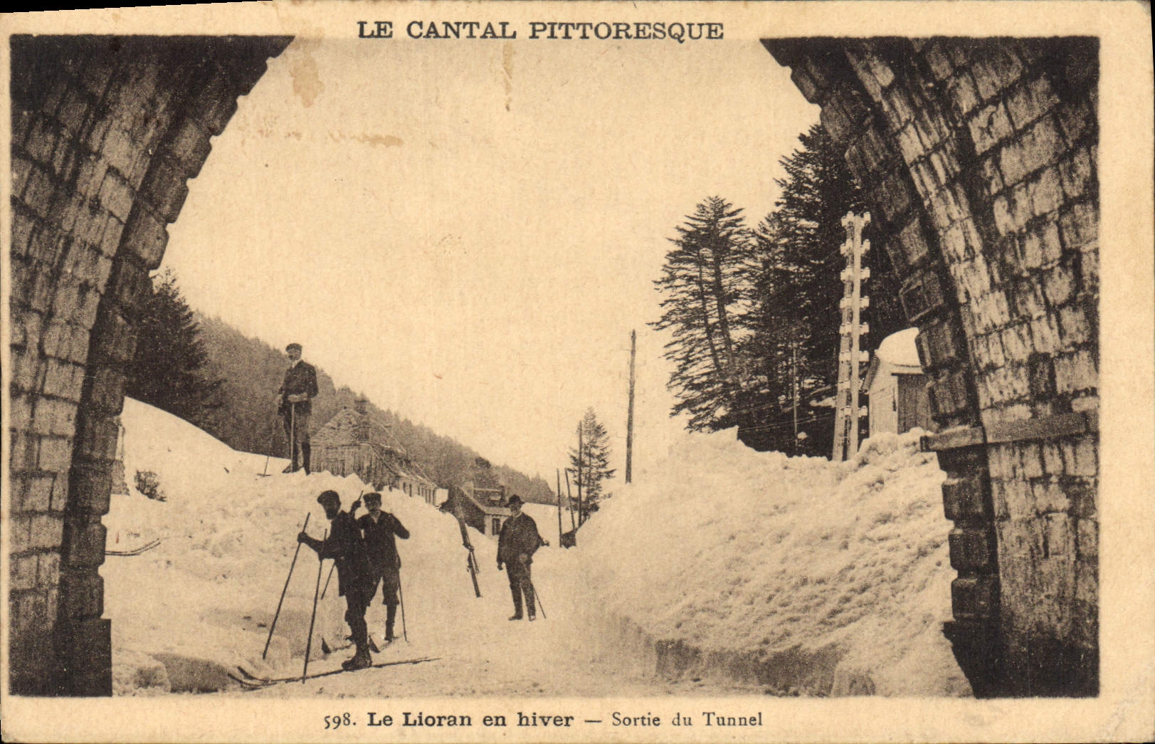 CPA Le Cantal Pittoresque Le Lioran en Hiver Sortie du Tunnel 