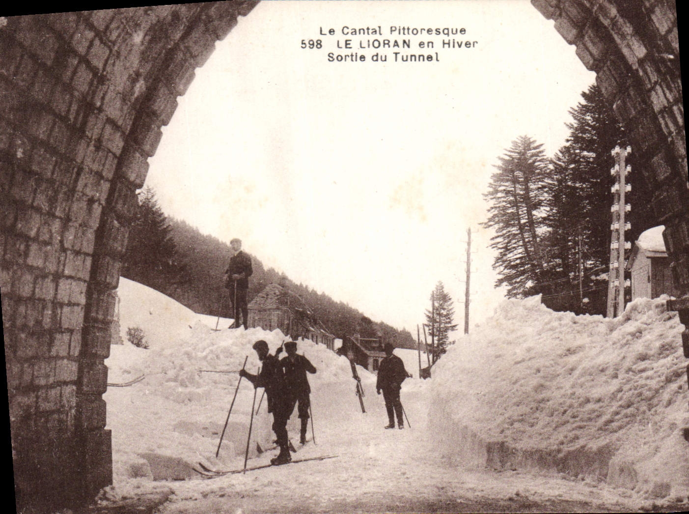 CPA Le Cantal Pittoresque Le Lioran en Hiver Sortie du Tunnel 