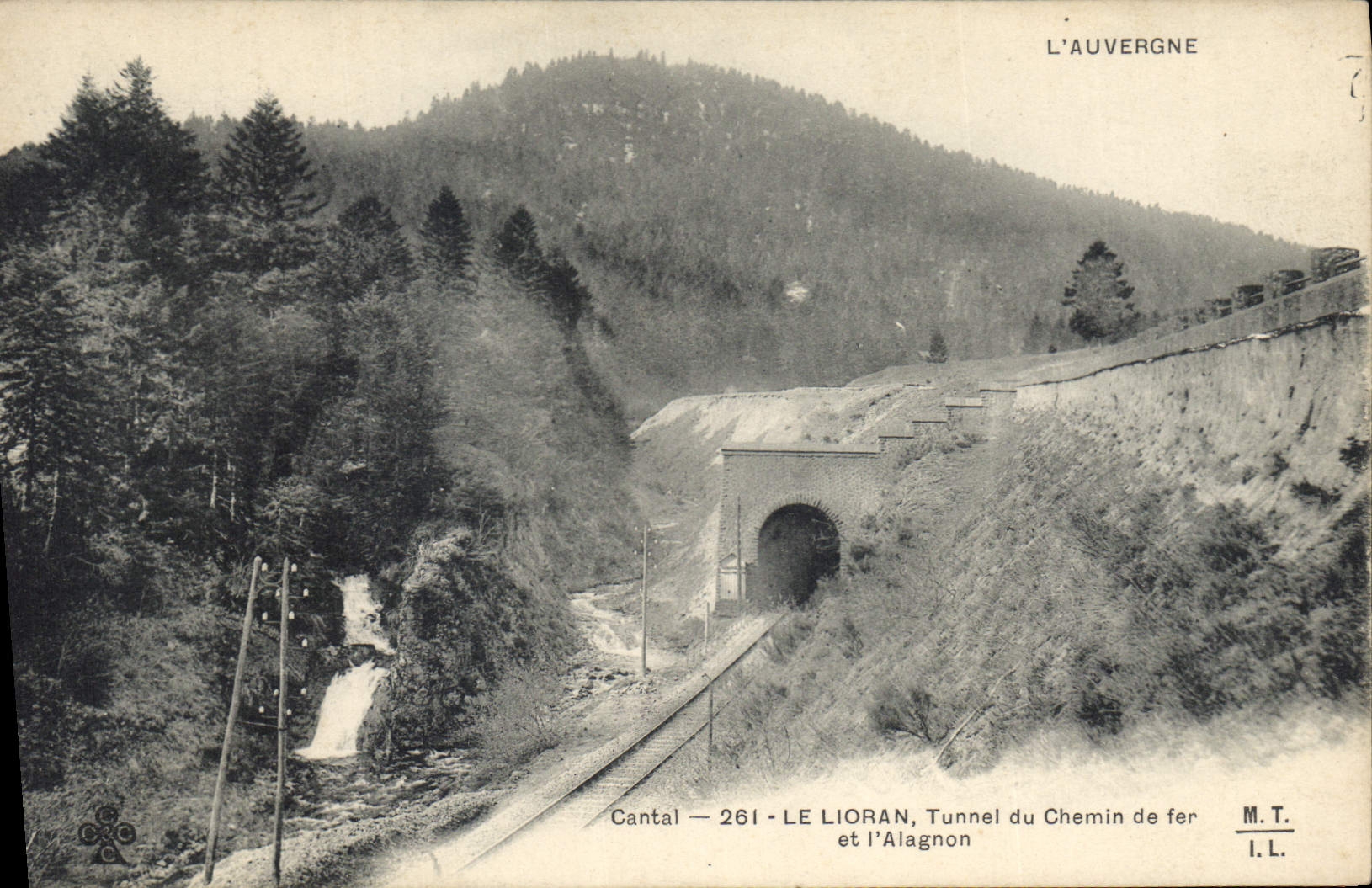 CPA L'Auvergne Cantal Le Lioran Tunnel du Chemin de fer et l'Alagnon 
