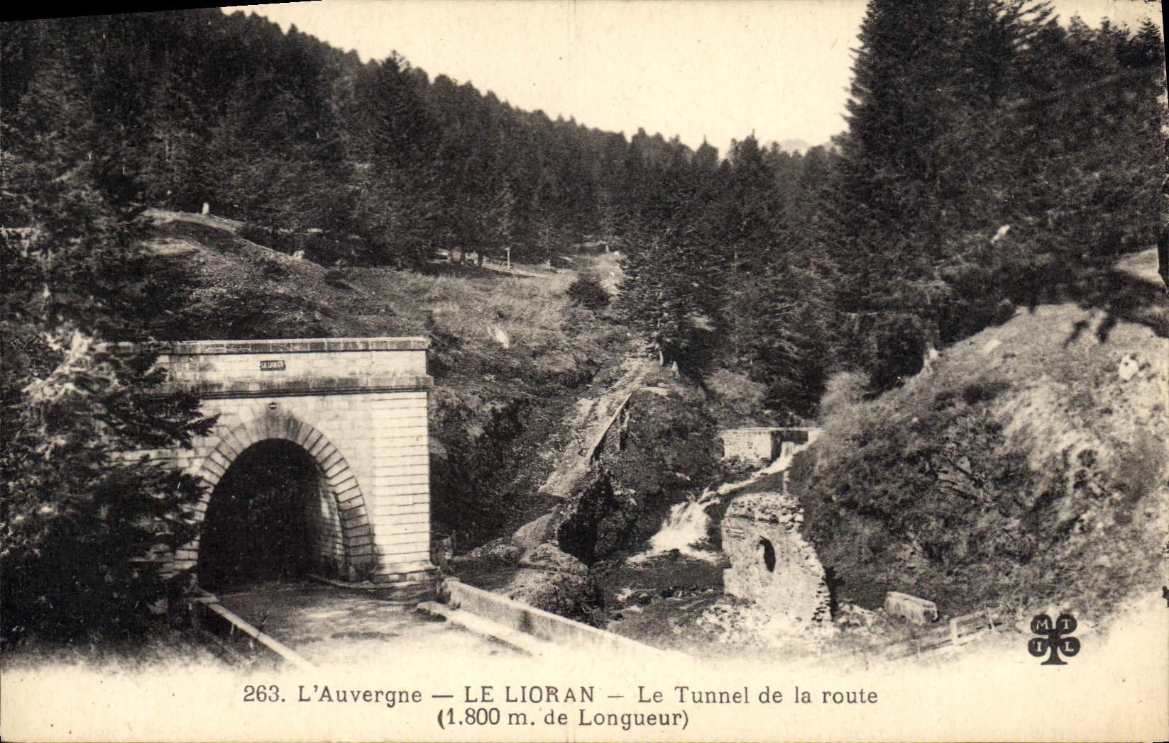 CPA L'Auvergne Le Lioran Le Tunnel de la route 