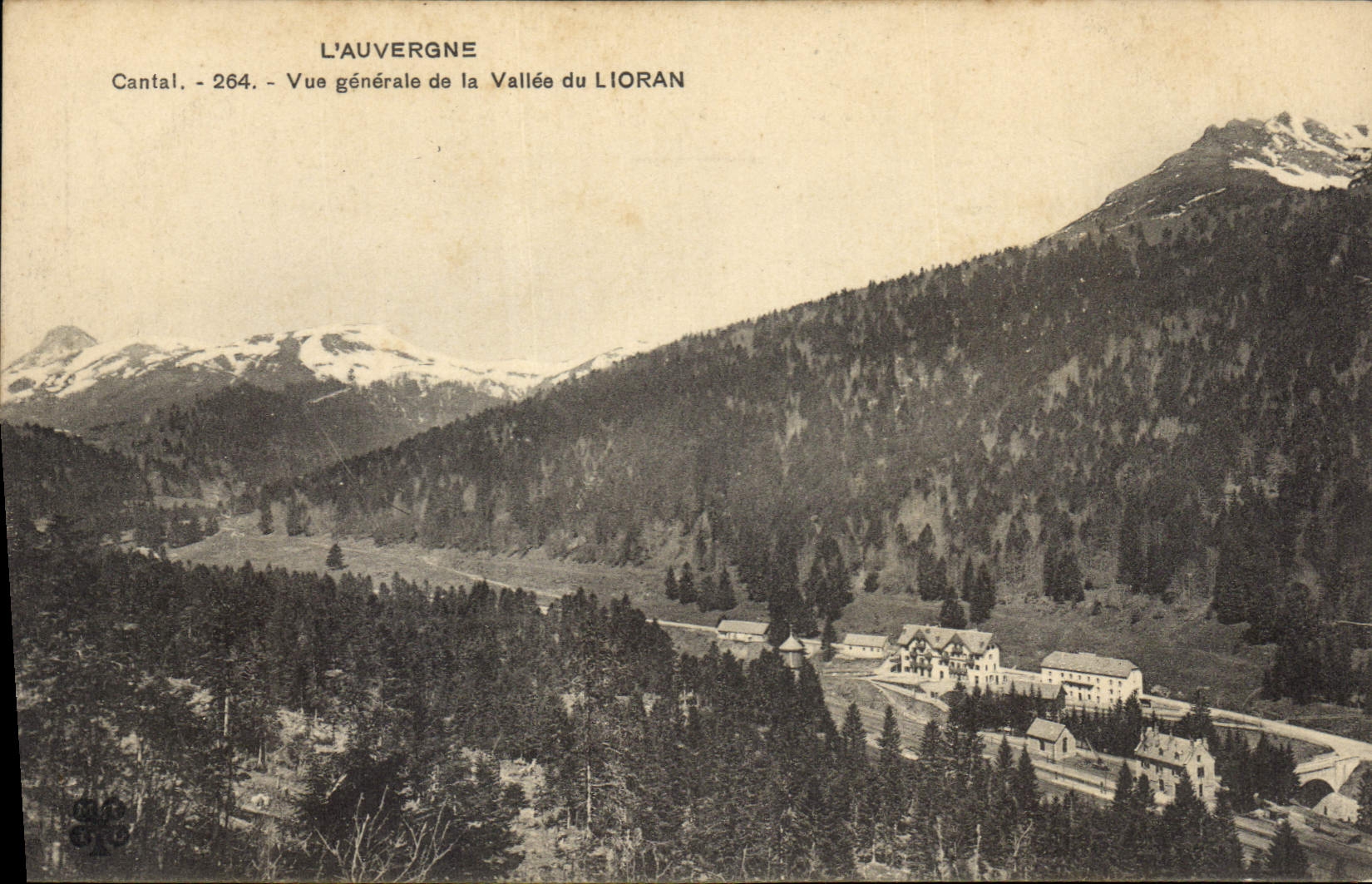 CPA L'Auvergne Cantal Vue generale de la Vallee du Lioran 
