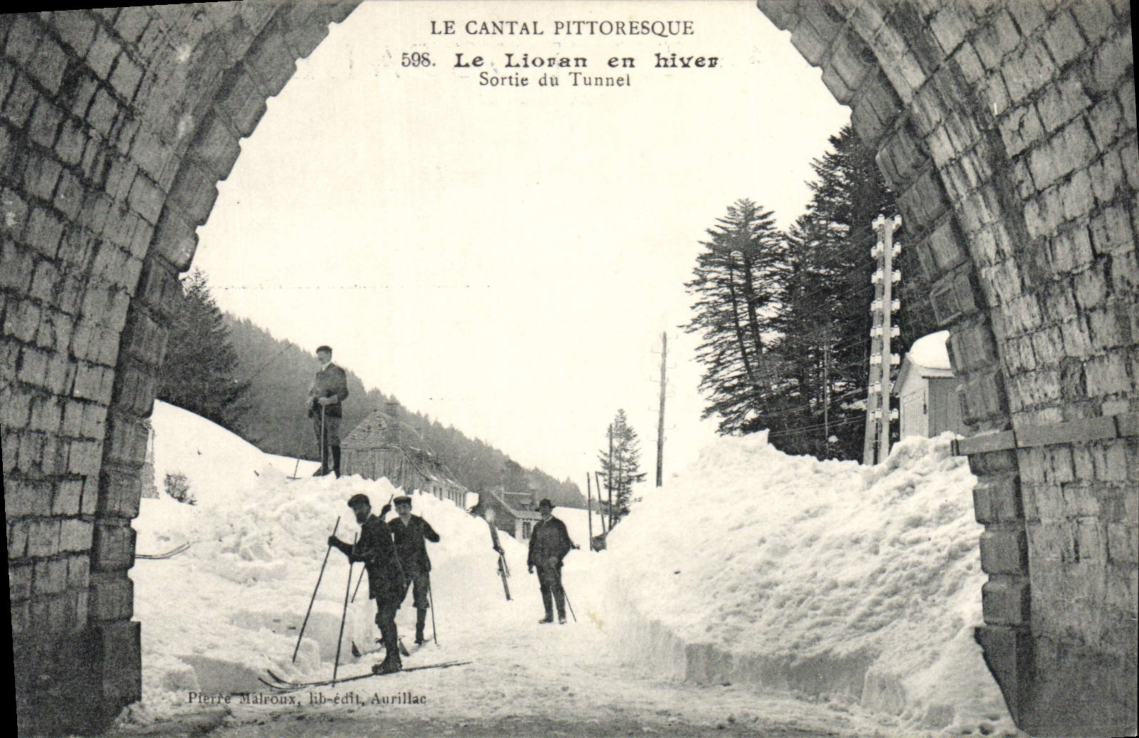 CPA Le Cantal Pittoresque Le Lioran en Hiver Sortie du Tunnel Ski