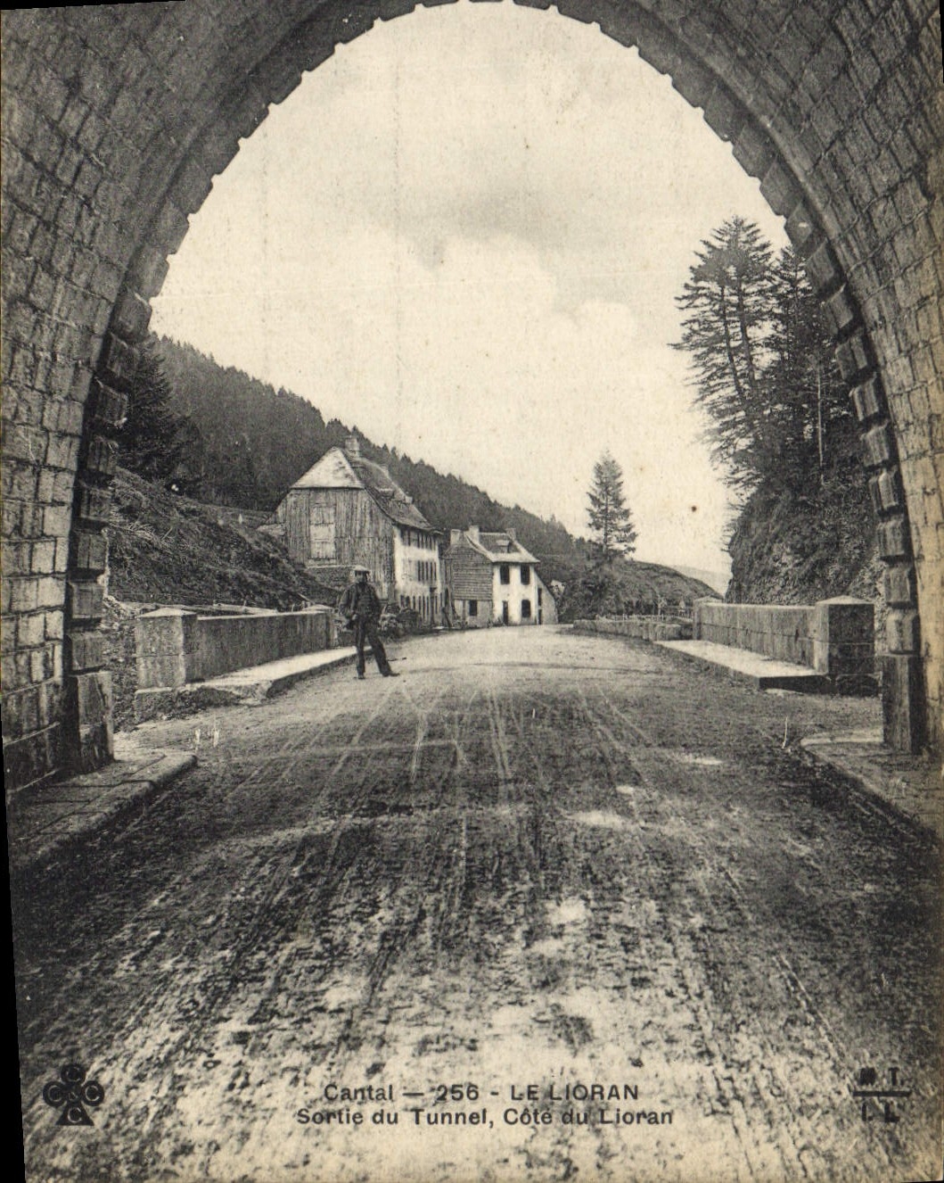 CPA Cantal Le Lioran Sortie du Tunnel Cote du Lioran 