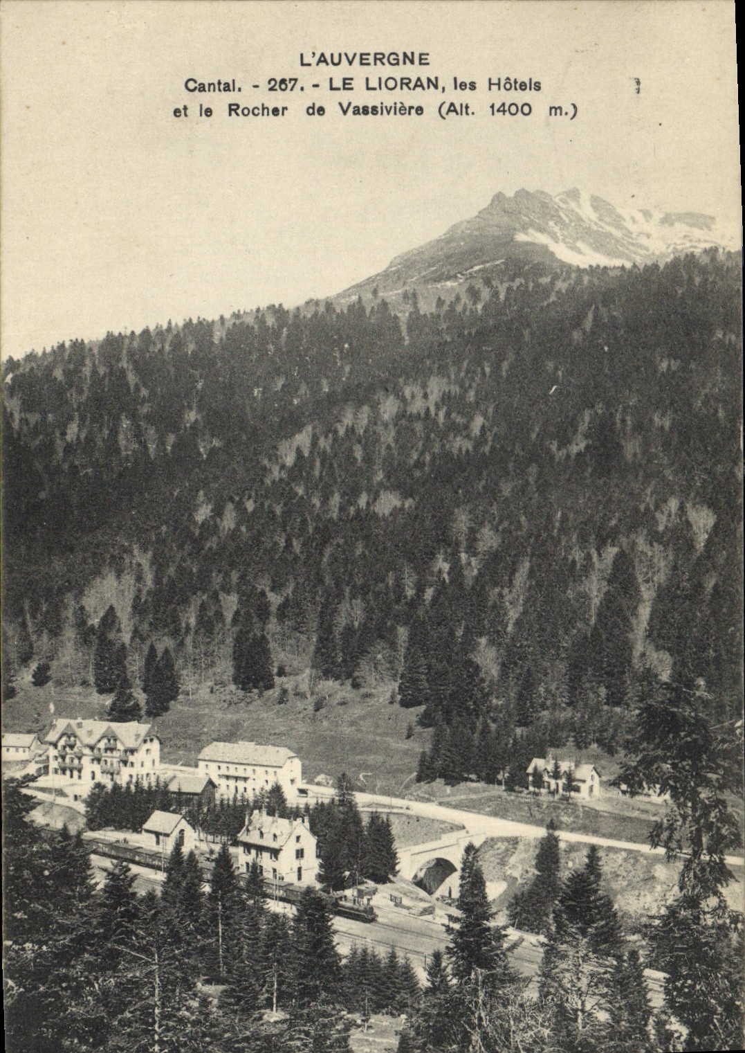 CPA L'Auvergne Cantal Le Lioran les Hotels et le Rocher de Vassiviere