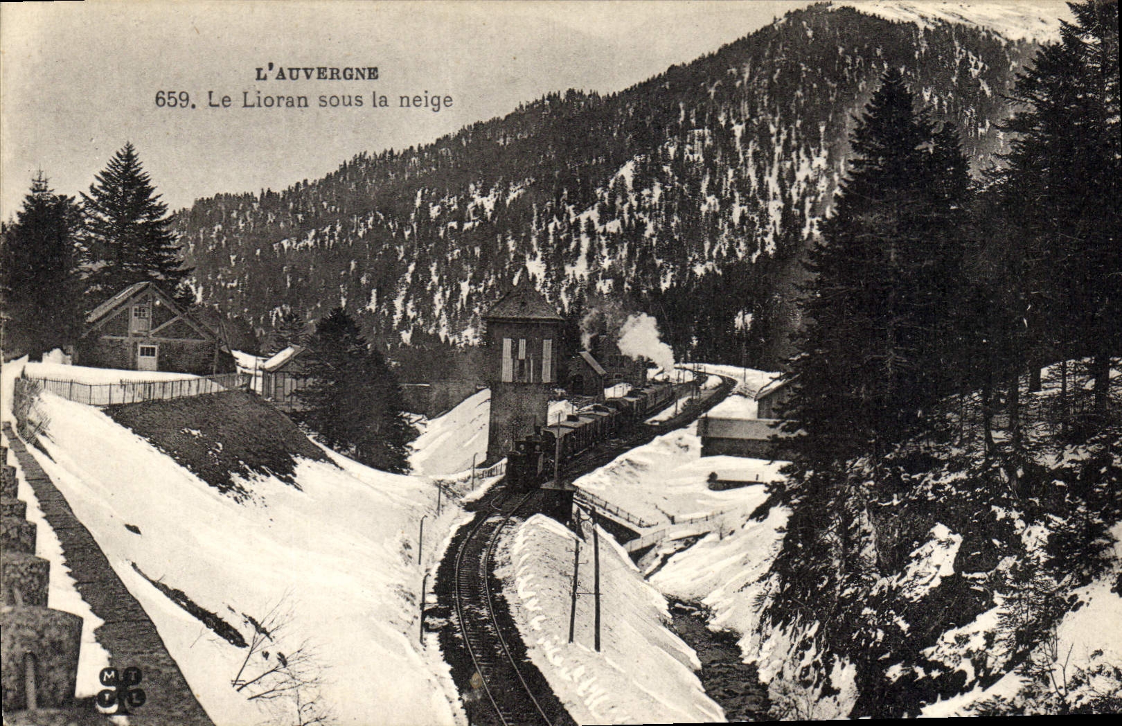 CPA L'Auvergne Le Lioran sous la neige Train a vapeur