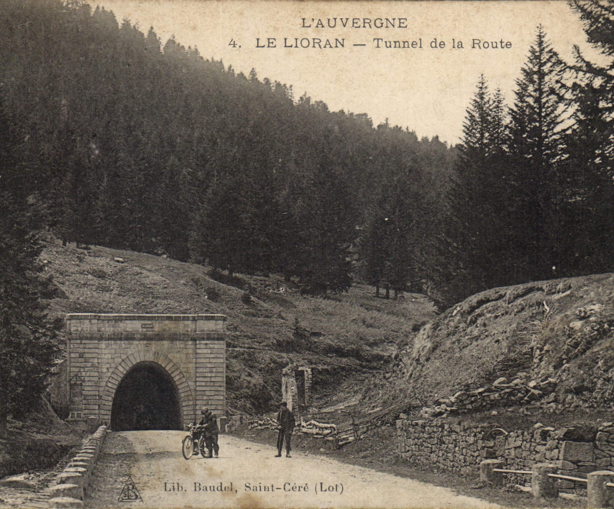 CPA L'Auvergne Le Lioran Tunnel de la Route 