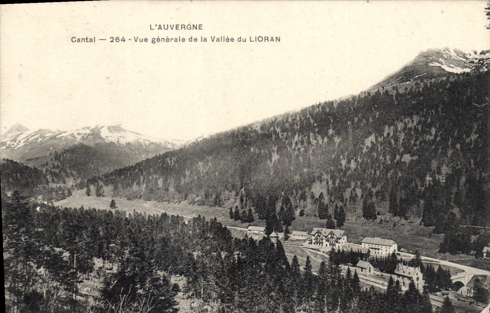 CPA L'Auvergne Cantal Vue generale de la Vallee du Lioran 