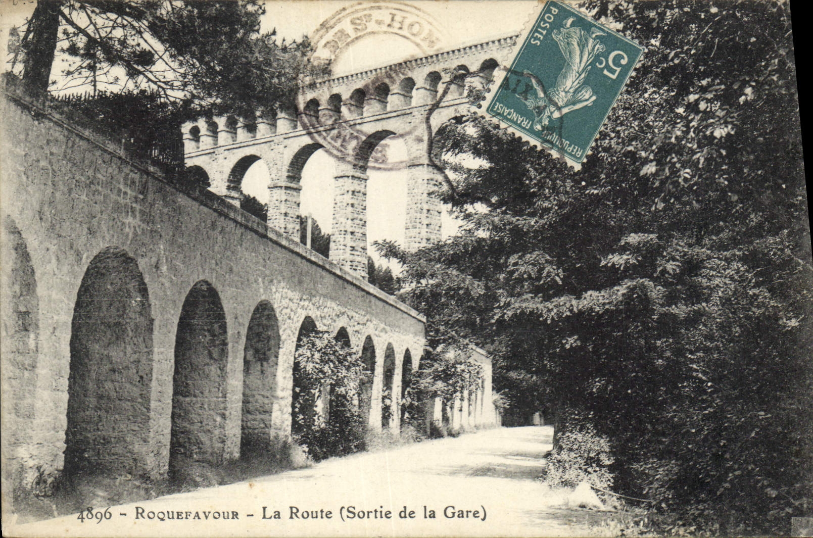 CPA Roquefavour La Route Sortie de la Gare