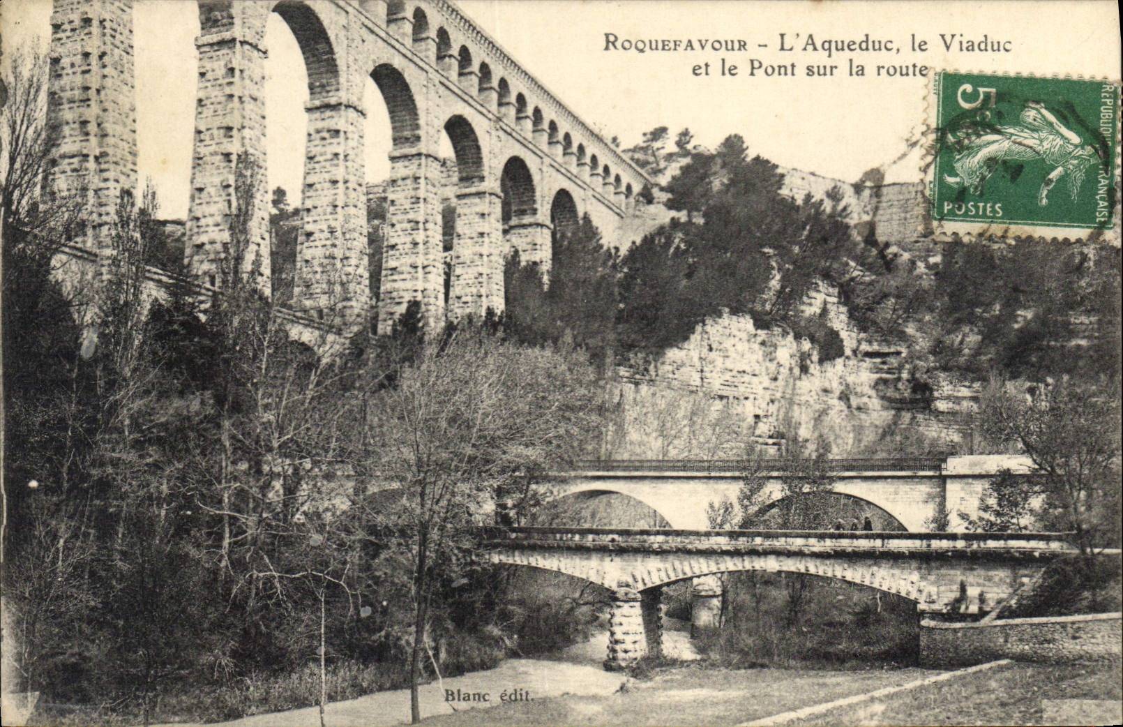 CPA Roquefavour L'Aqueduc le Viaduc et le Pont sur la route 