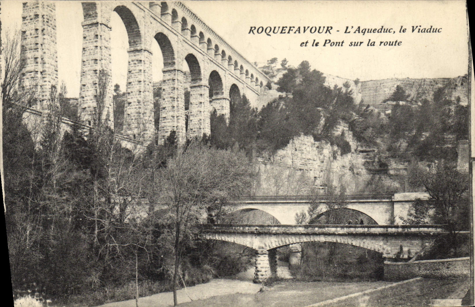 CPA Roquefavour L'Aqueduc le Viaduc et le Pont sur la route 
