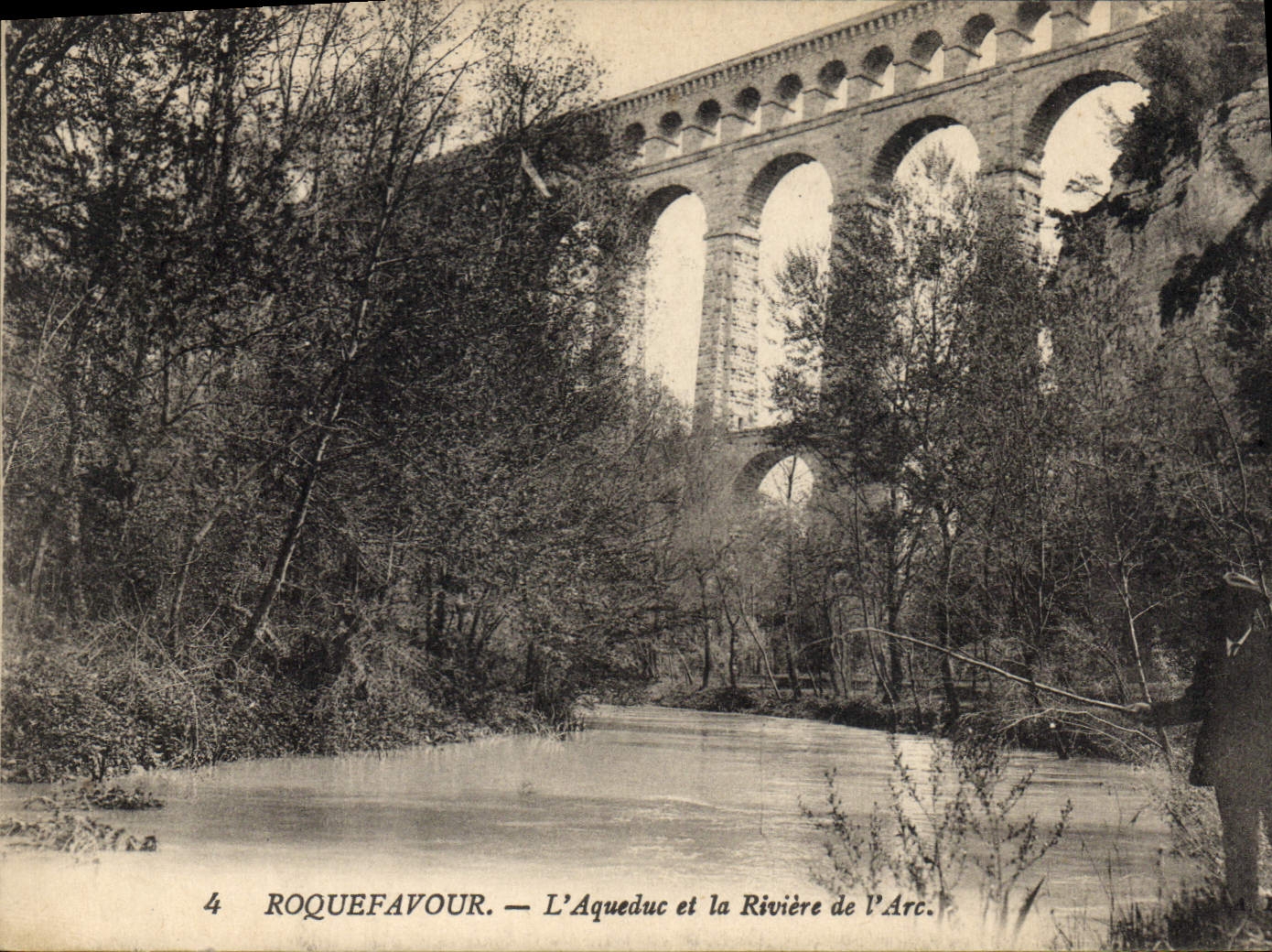 CPA Roquefavour L'Aqueduc et la Riviere de l'Arc Peche Pecheur