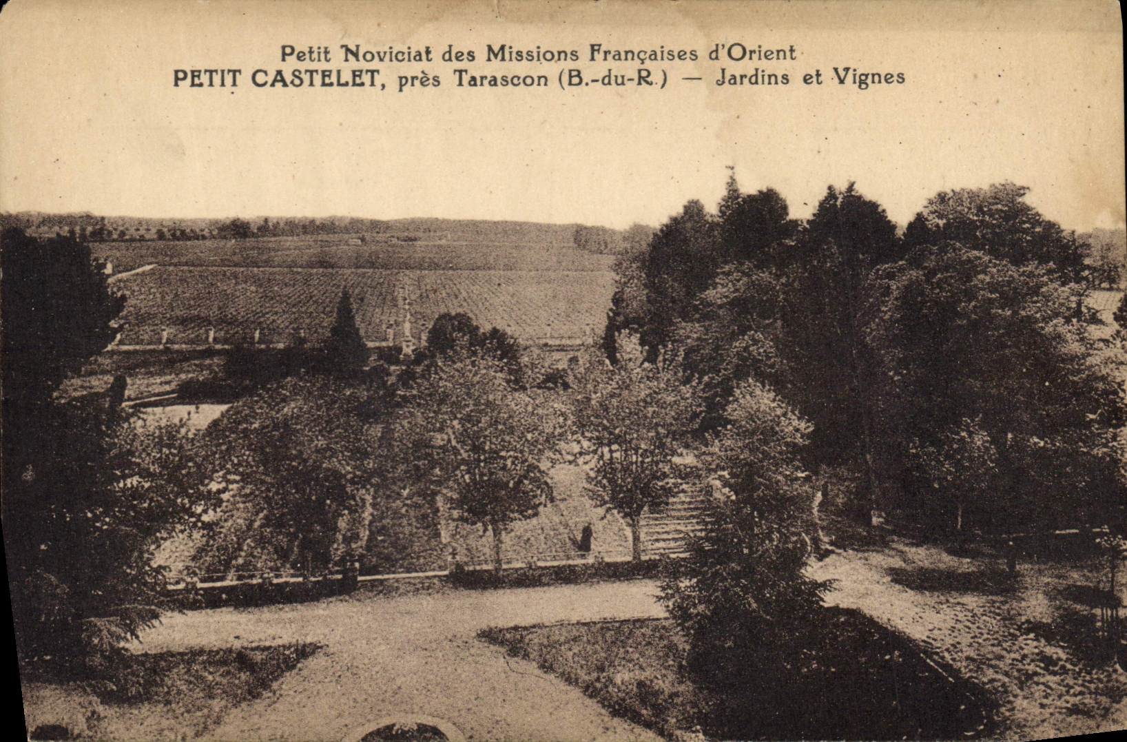 CPA Petit Noviciat des Missions Francaises d'Orient Petit Castelet pres Tarascon B du R Jardins et V