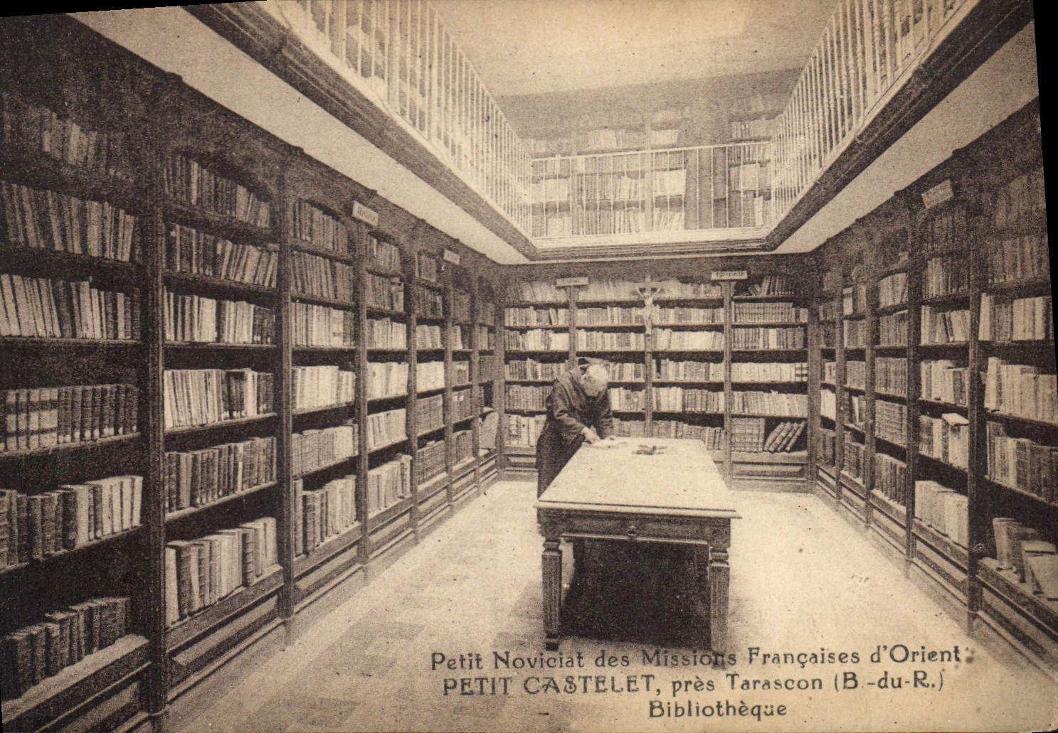 CPA Petit Noviciat des Missions Francaises d'Orient Petit Castelet pres Tarascon B du R Bibliotheque